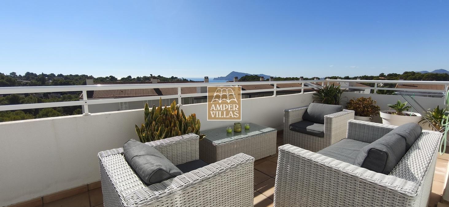 A penthouse with a spacious terrace and lovely views of the sea, the mountains and Altea.